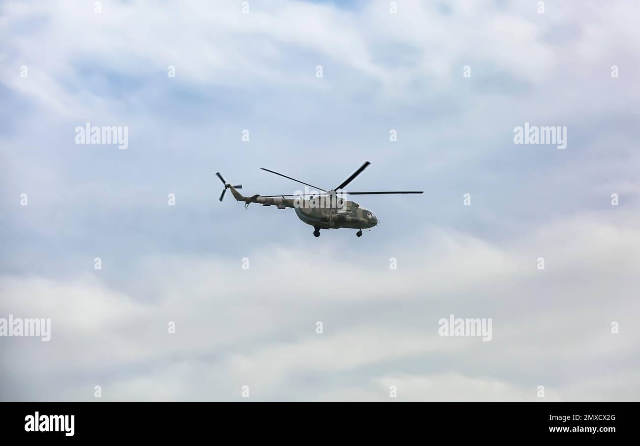Military helicopter flying hi-res stock photography and images - Alamy