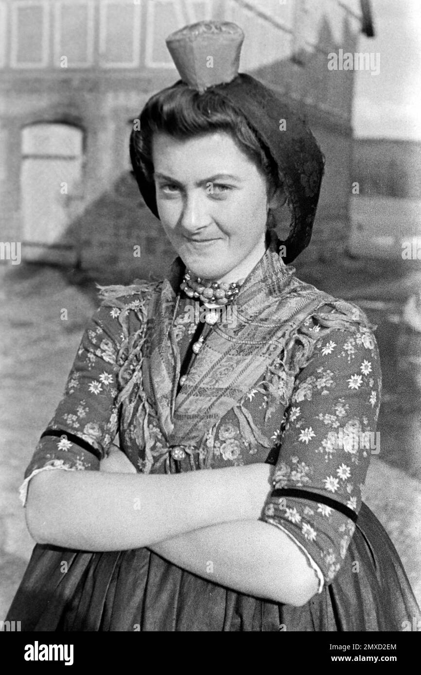 Porträt einer jungen Frau in der Tracht des Schwalm-Eder-Kreises in Hessen, 1938. Portrait of a young woman in the traditional dress of the Schwalm-Eder region in Hesse, 1938. Stock Photo