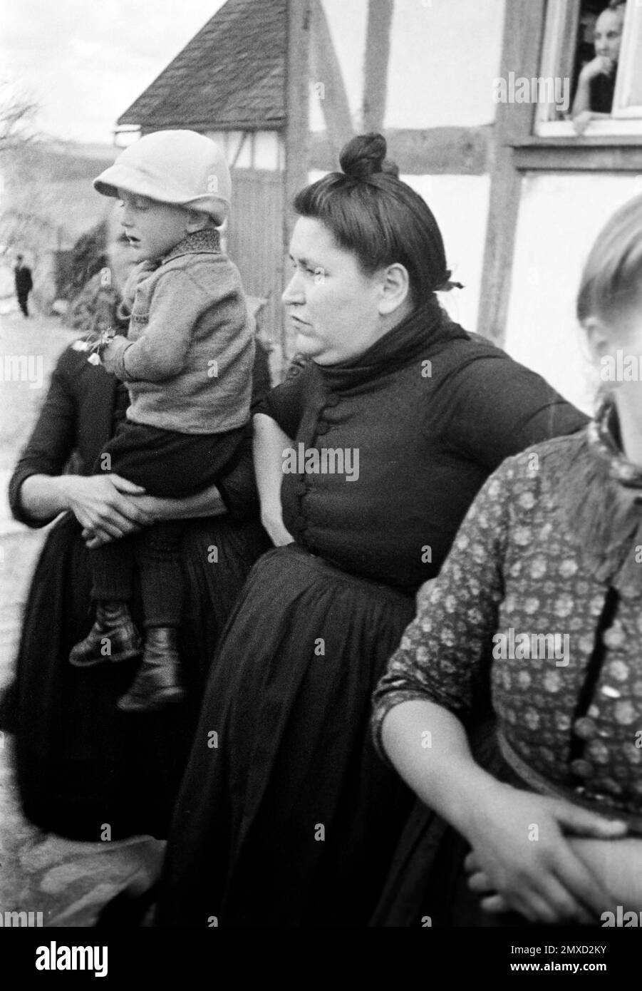 Dorffrauen am Ostersonntag, Schwalm-Eder-Kreis in Hessen, 1938. Village women on Easter Sunday, Schwalm-Eder region in Hesse, 1938. Stock Photo