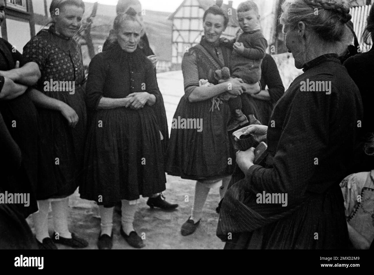 Dorffrauen am Ostersonntag, Schwalm-Eder-Kreis in Hessen, 1938. Village women on Easter Sunday, Schwalm-Eder region in Hesse, 1938. Stock Photo