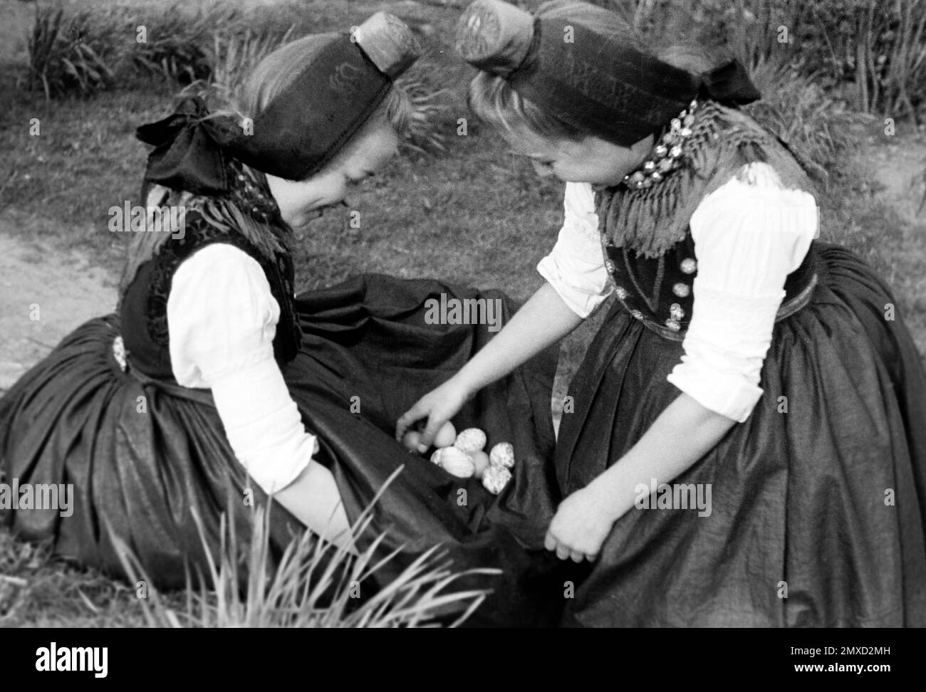 Zusammentragen der gefundenen Ostereier, Schwalm-Eder-Kreis in Hessen, 1938. Collecting the Easter eggs found, Schwalm-Eder region in Hesse, 1938. Stock Photo