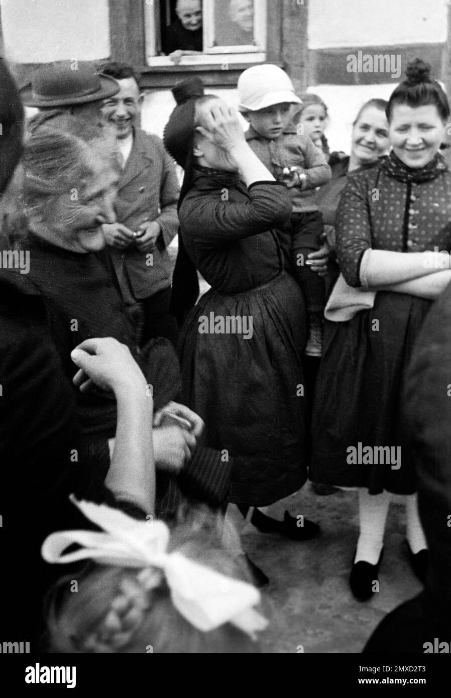 Dorffrauen am Ostersonntag, Schwalm-Eder-Kreis in Hessen, 1938. Village women on Easter Sunday, Schwalm-Eder region in Hesse, 1938. Stock Photo