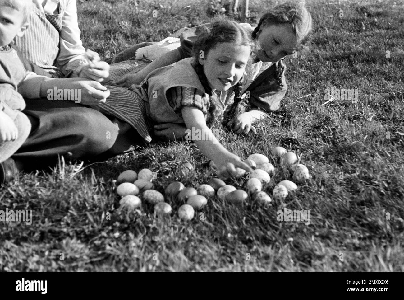 Sichtung der gefundenen Ostereier, Schwalm-Eder-Kreis in Hessen, 1938. Sighting of the Easter eggs found, Schwalm-Eder region in Hesse, 1938. Stock Photo