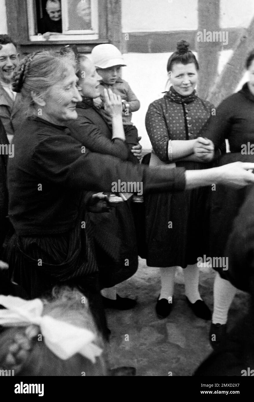 Dorffrauen am Ostersonntag, Schwalm-Eder-Kreis in Hessen, 1938. Village women on Easter Sunday, Schwalm-Eder region in Hesse, 1938. Stock Photo
