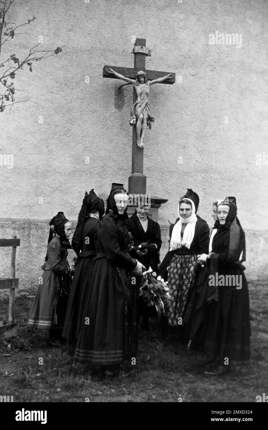 Schwarzwälder Frauen mit Jesus am Kreuz, 1938. Black Forest women with ...
