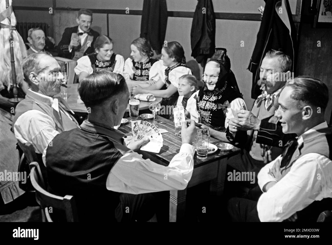 Schwarzwälder Geselligkeit beim Kartenspiel Cego, 1938. Black Forest ...