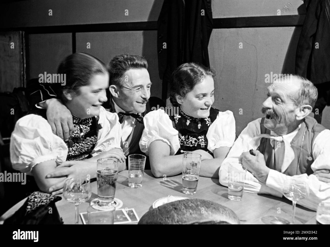 Family playing cards 1930s hi-res stock photography and images - Alamy