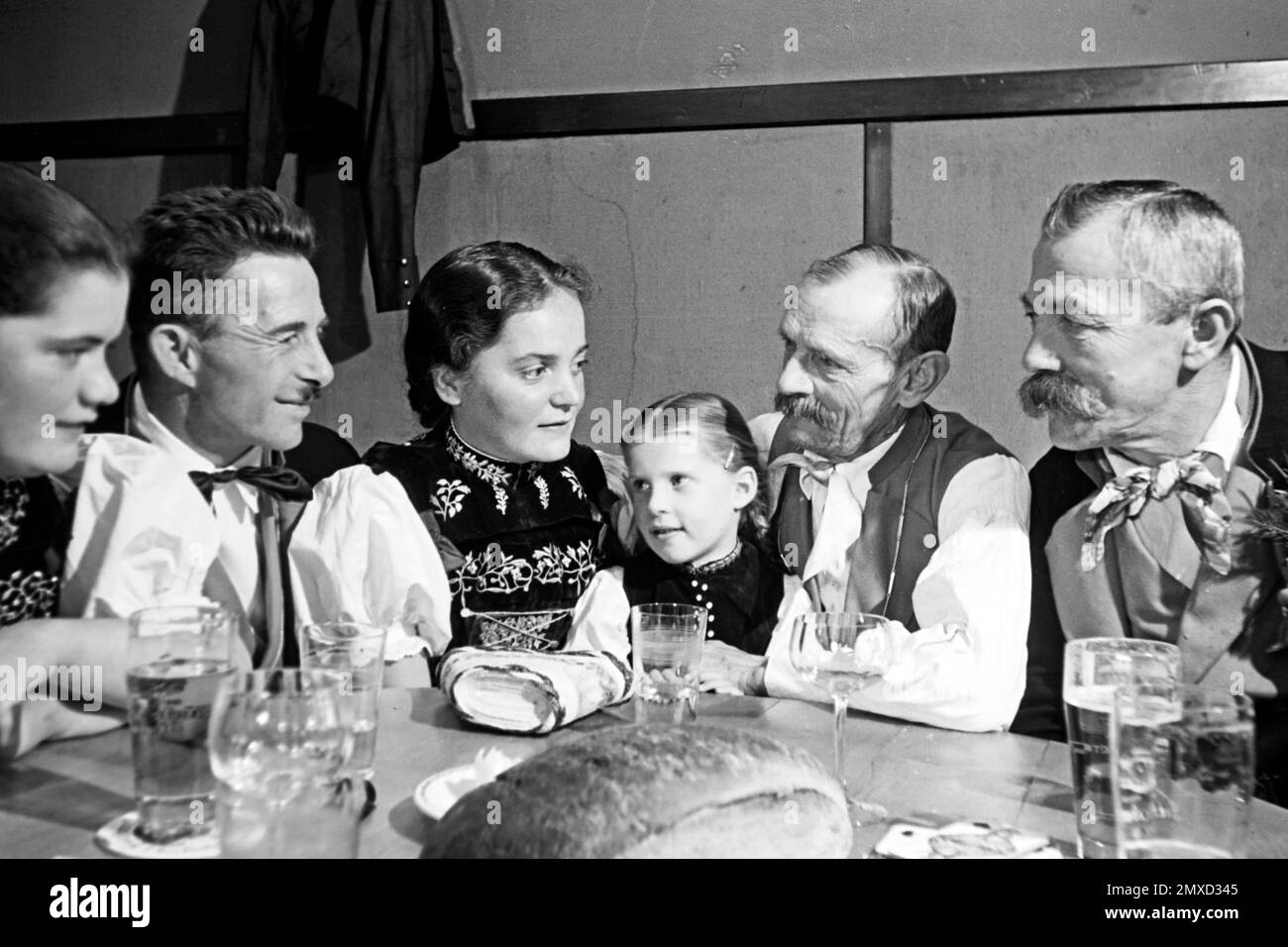 Familie am Tische bei Schwarzwälder Geselligkeit, 1938. Family at the ...