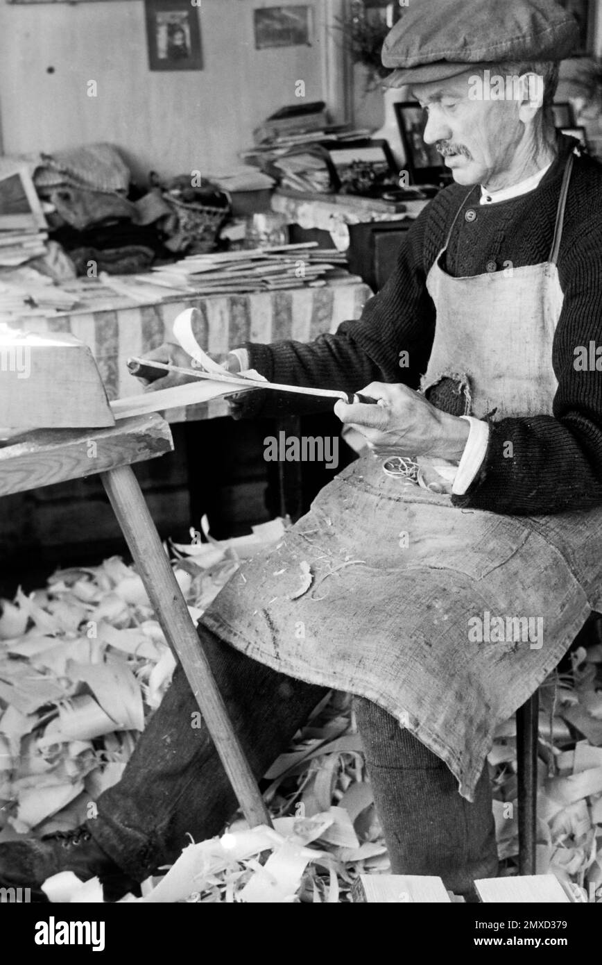 Alter Mann verarbeitet Holz zu Schindeln, 1938. Old man processing wood into shingles, 1938. Stock Photo