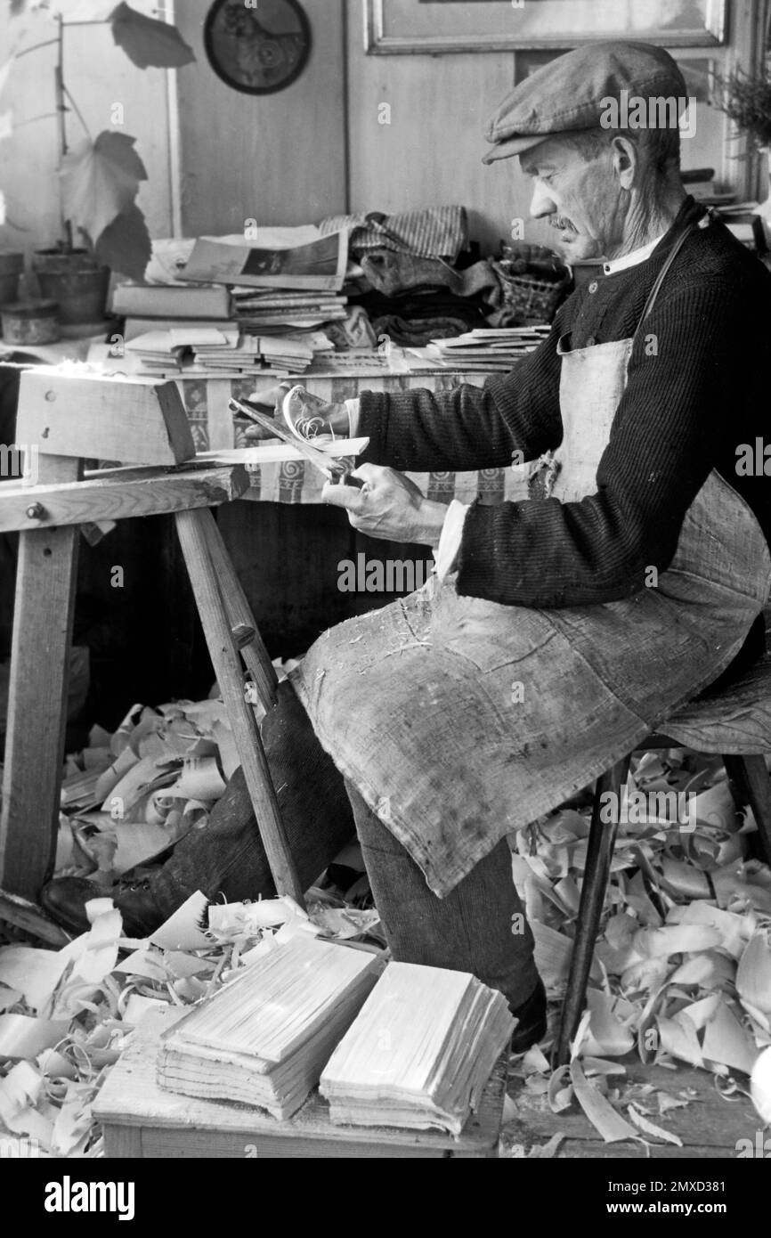 Alter Mann verarbeitet Holz zu Schindeln, 1938. Old man processing wood into shingles, 1938. Stock Photo