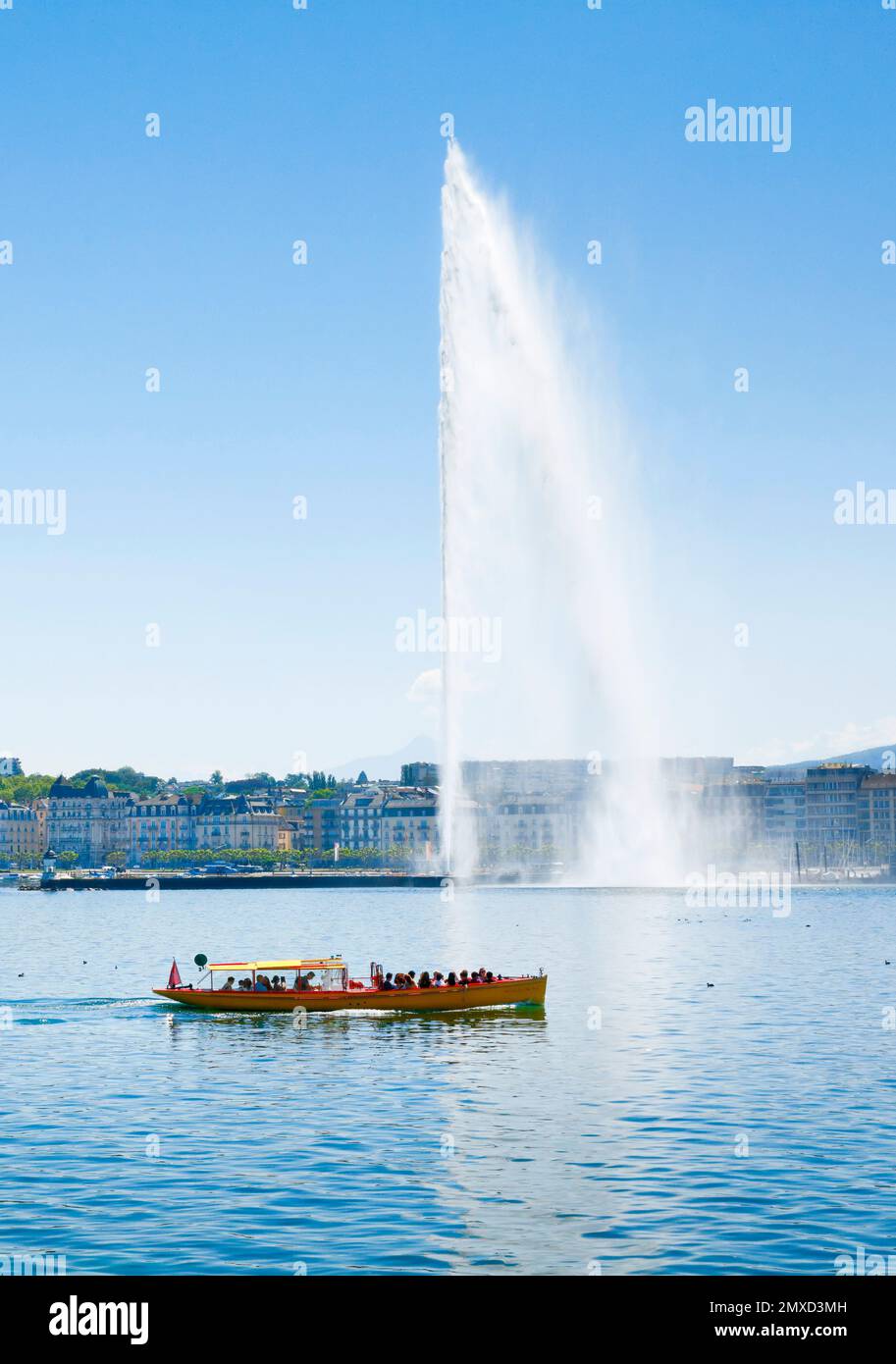 the Jet d'eau and the Mouettes genevoises in sunshine and blue sky, landmarks in the Geneva harbour basin, Switzerland, Geneva Stock Photo