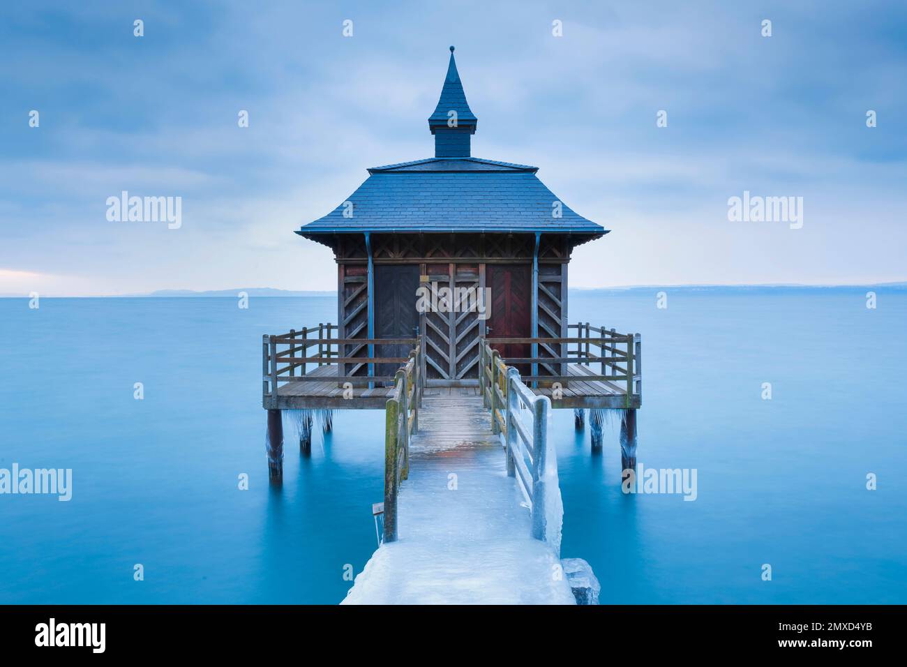 Iced wooden bathhouse on Lake Neuchatel at dawn , Switzerland, Neuenburg, Gorgier Stock Photo
