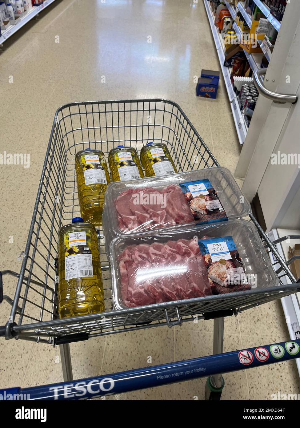 https://c8.alamy.com/comp/2MXD64F/tesco-trolly-with-meat-and-oil-for-a-small-business-oxford-uk-jan-2023-2MXD64F.jpg