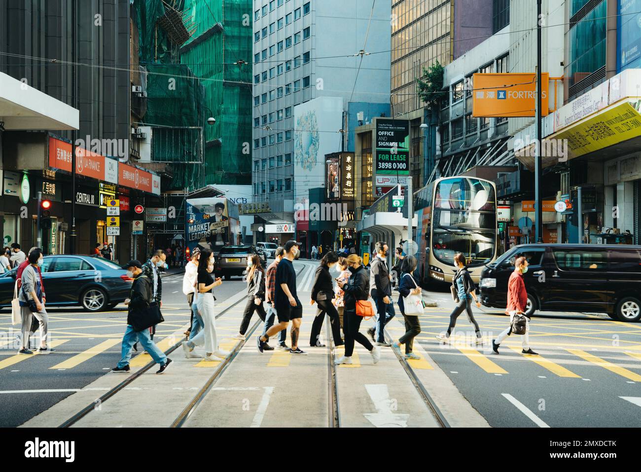 People walking across the road hi-res stock photography and images - Alamy