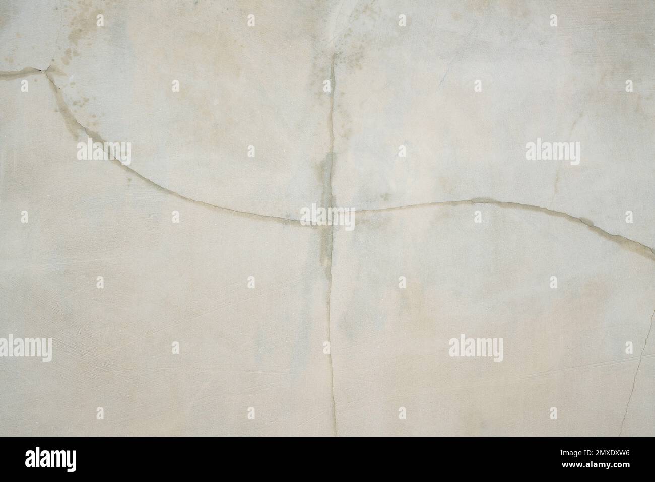 Problem of moisture crack surface texture on exterior dirty concrete