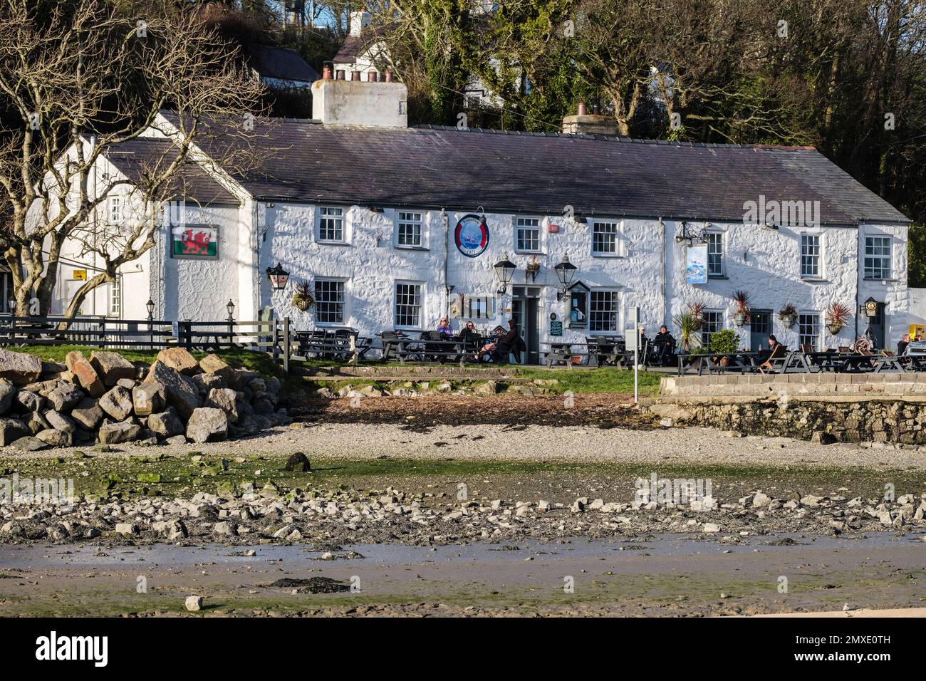 The Ship Inn is an 18th century pub on the seafront in Red Wharf Bay (Traeth Coch), Isle of Anglesey (Ynys Mon), Wales, UK, Britain Stock Photo