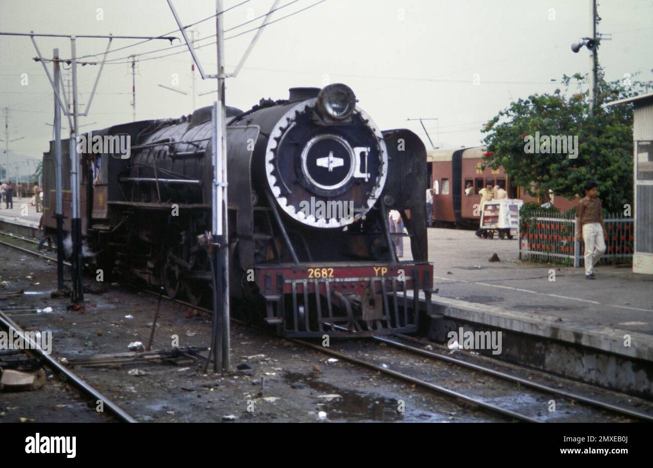 Historic, Archive Image Of A 1949 Baldwin Designed Metre Gauge 4-6-2 Passenger Steam Train, Locomotive Class YP Number 2682 Sitting On The Tracks At Jodhpur Station, India 1990 Stock Photo