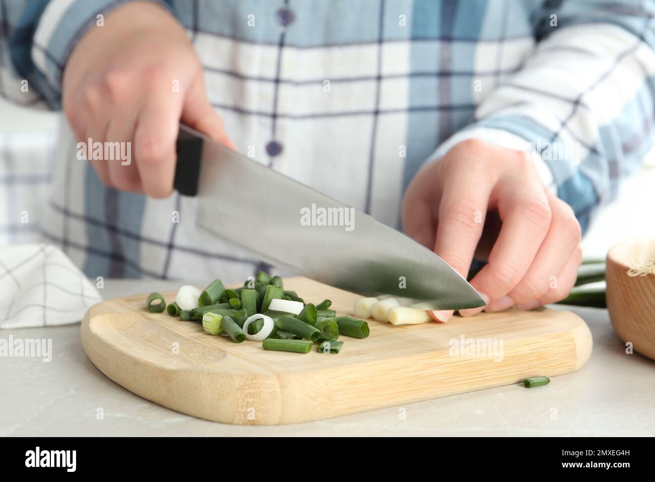 Woman Cuts Green Onion With Scissors Over A Cutting Board Stock Photo -  Download Image Now - iStock