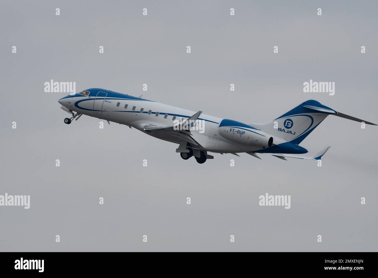 Bombardier global 5000 aircraft hi-res stock photography and images - Alamy