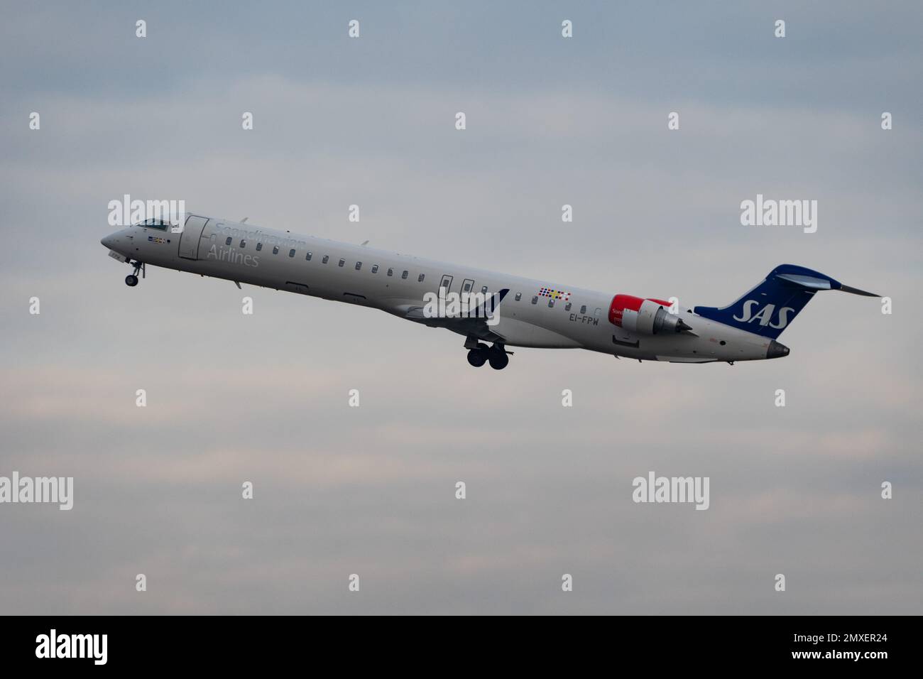 Mitsubishi crj900 hi-res stock photography and images - Alamy