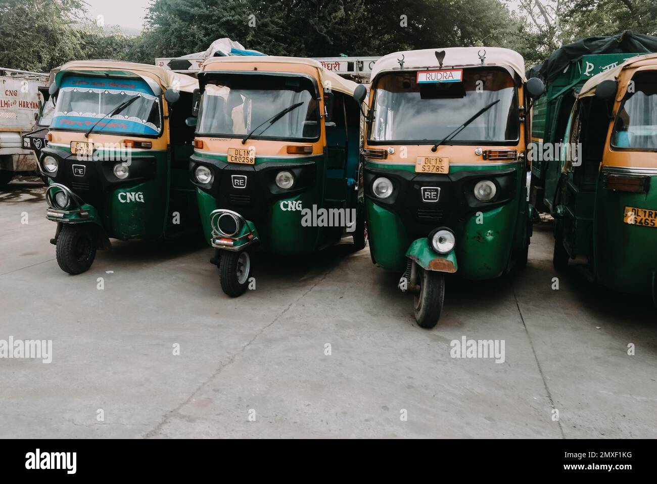 Conjunto De Amarillo Auto-rickshaw Ilustraciones En India. Con Bicitaxi - Foto 13