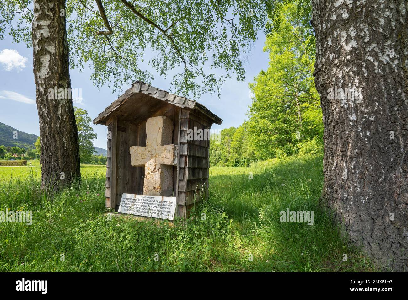 Sühnekreuz in der Nähe von Jechling/Aufham, Gmd. Anger - Berchtesgadener Land , Sühnekreuz, aus Marmor, wohl 1280. Stock Photo