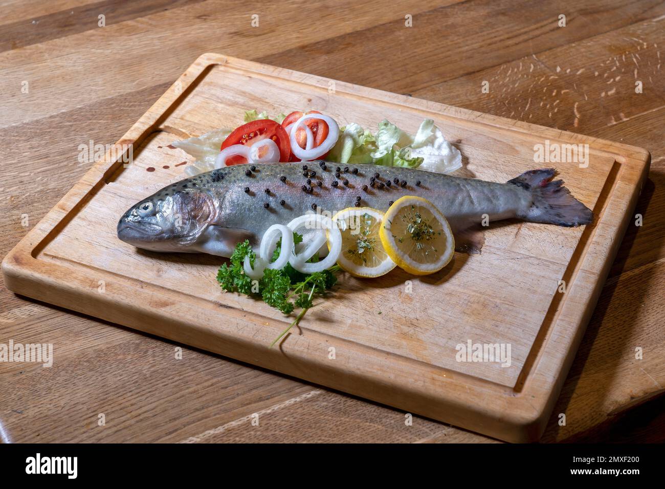 Forelle - roh - zum Kochen vorbereitet Stock Photo