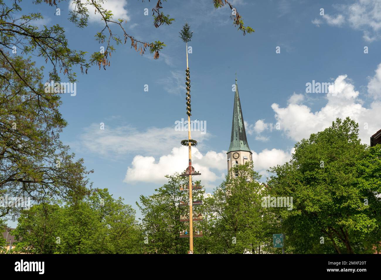 der Maibaum in Freilassing, Berchtesgadener Land, der Maibaum wird am 1. Mai oder am Sonntag darauf aufgestellt und ist ein Sinnbild des aufsteigenden Stock Photo