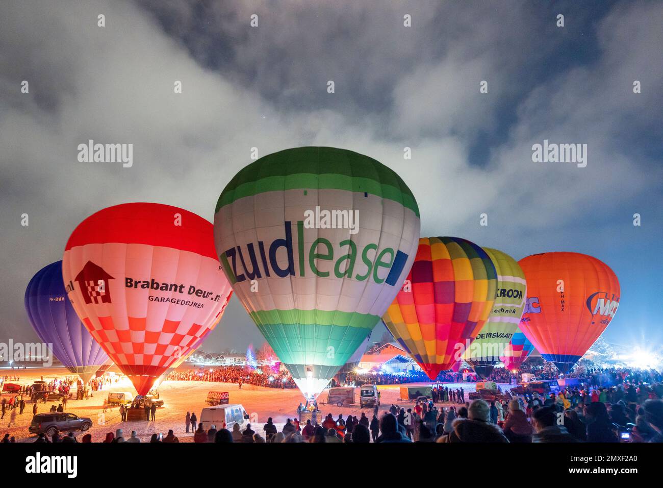 Ballonglühen in Inzell - im tiefen Winter bringen Heißluftballone mit