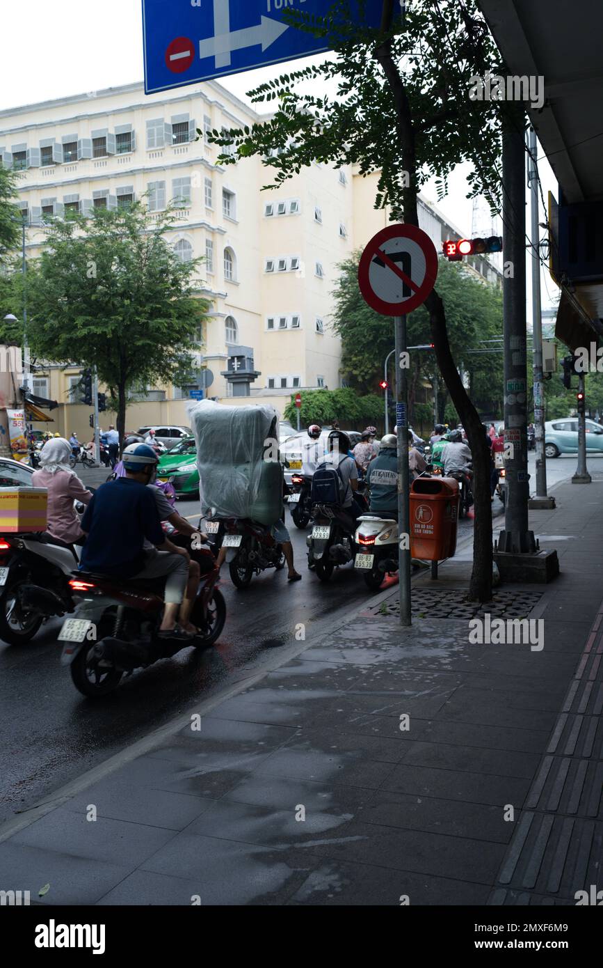 View from the pavement of rush hour building up Stock Photo - Alamy