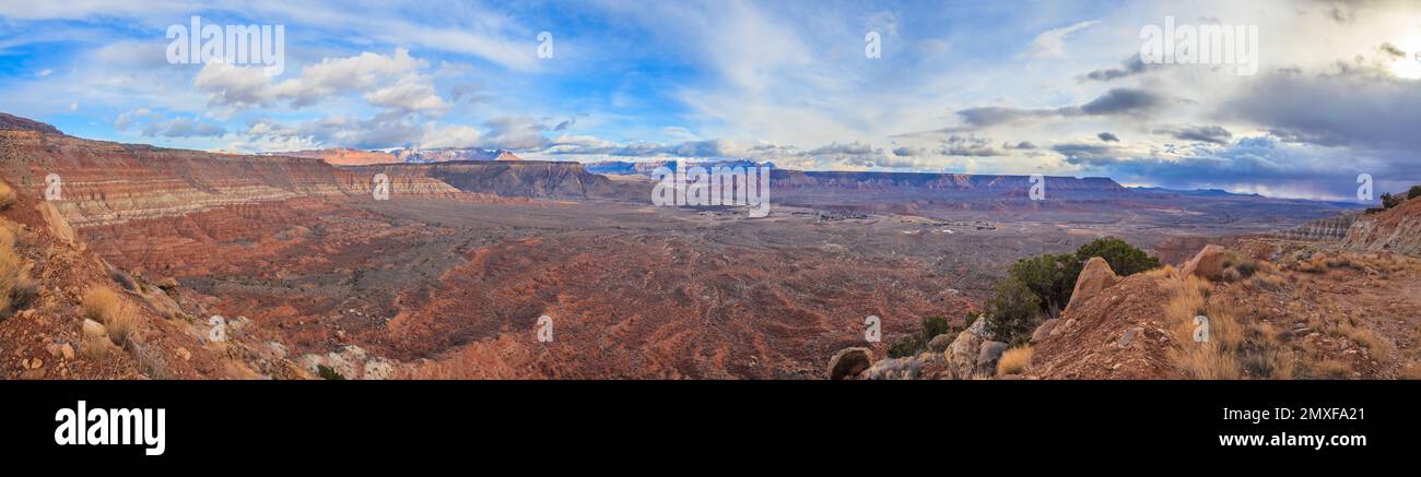 Panoramaaufnahme aus der Wüste von Arizona im Winter aus erhöhter Perspektive mit beeindruckenden Wolkenformationen fotografiert tagsüber in den USA i Stock Photo