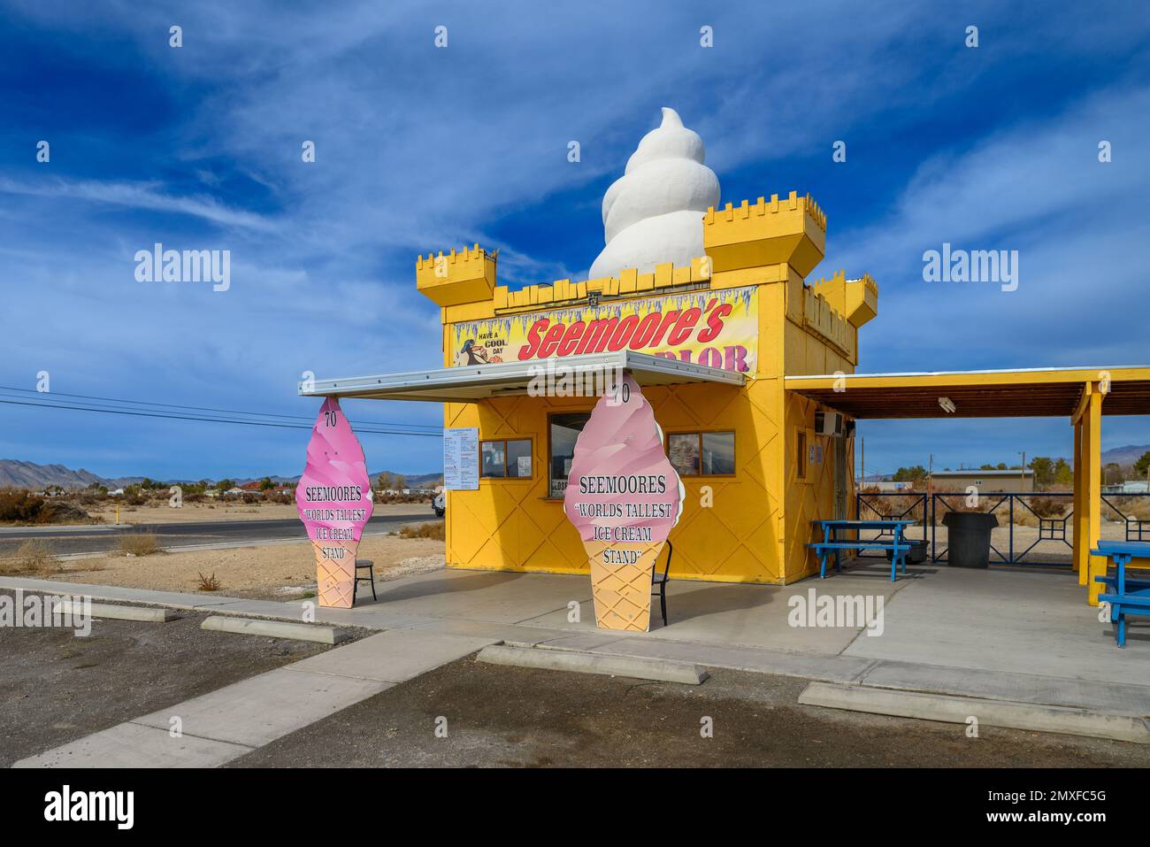 https://c8.alamy.com/comp/2MXFC5G/a-low-angle-view-of-an-ice-cream-stand-in-rural-nevada-usa-2MXFC5G.jpg