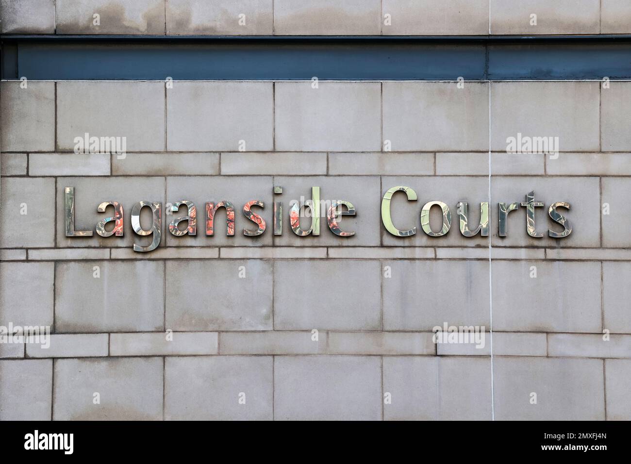 Laganside Courts Belfast – wall-mounted metal mirrored court sign for “Laganside Courts” on external wall entrance to court. Laganside Court sign. Stock Photo