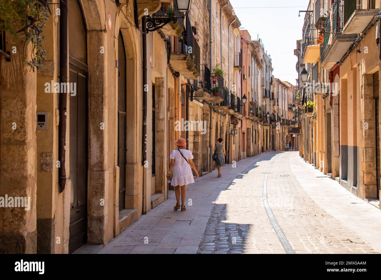 Calle con turista en la ciudad medieval de Montblanc, Tarragona. Hermosa villa amurallada Stock Photo