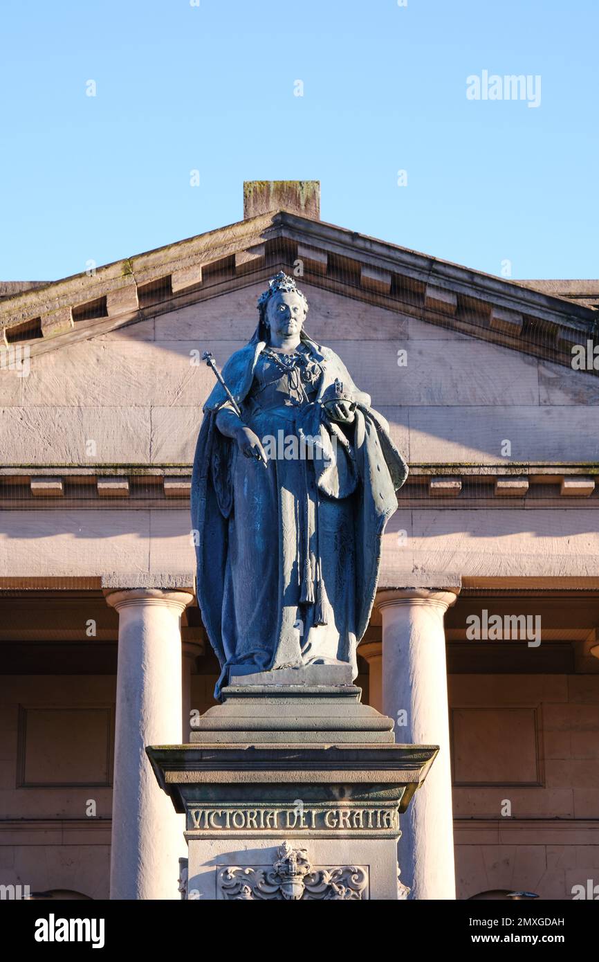 Statue of Queen Victoria outside the Crown Court, Chester Stock Photo