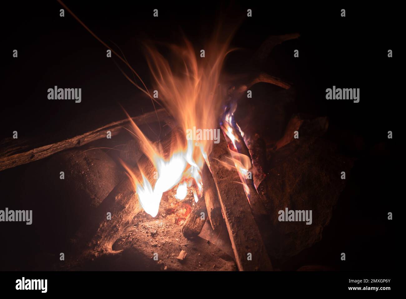 Bonfire flame with sparks in complete darkness at night Stock Photo - Alamy