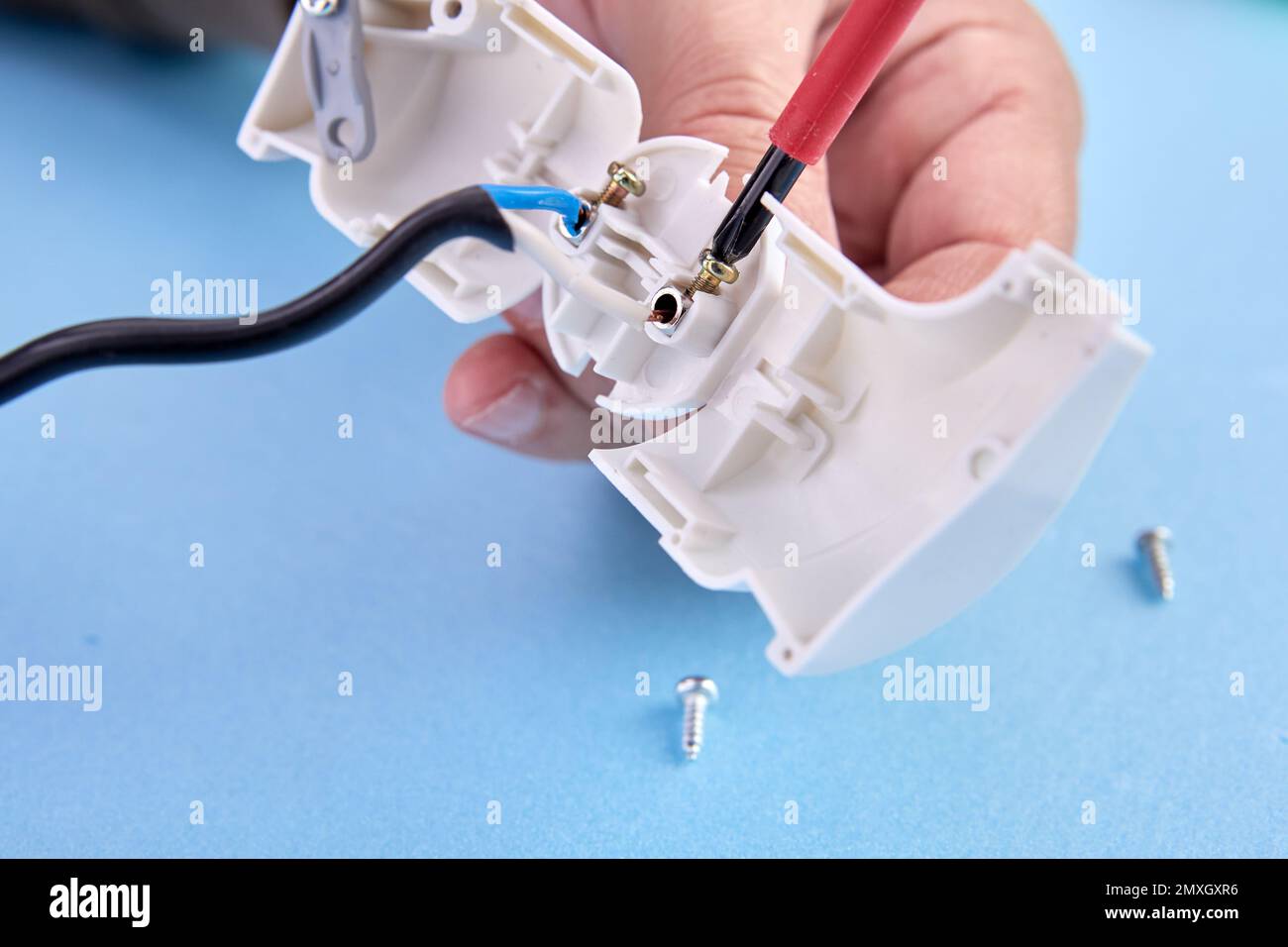 Assembly of folding electrical plug for an electrical cord, an
