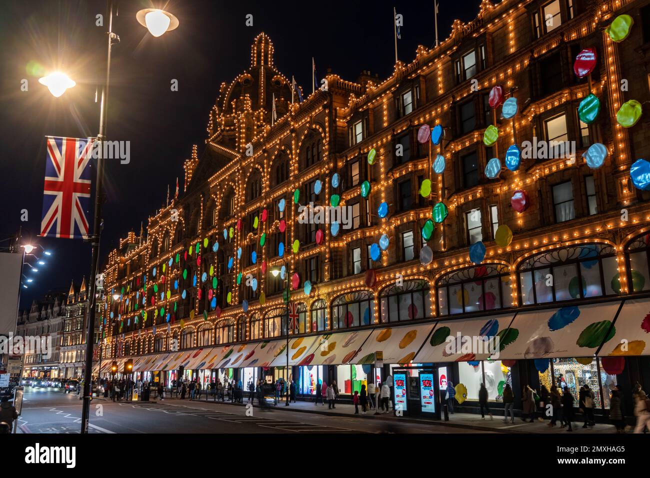 Jeff Moore - A 50-foot statue of the Japanese artist Yayoi Kasuma stands  outside Harrods, clutching her LV bag and 'painting' dots for the launch Lo  Stock Photo - Alamy