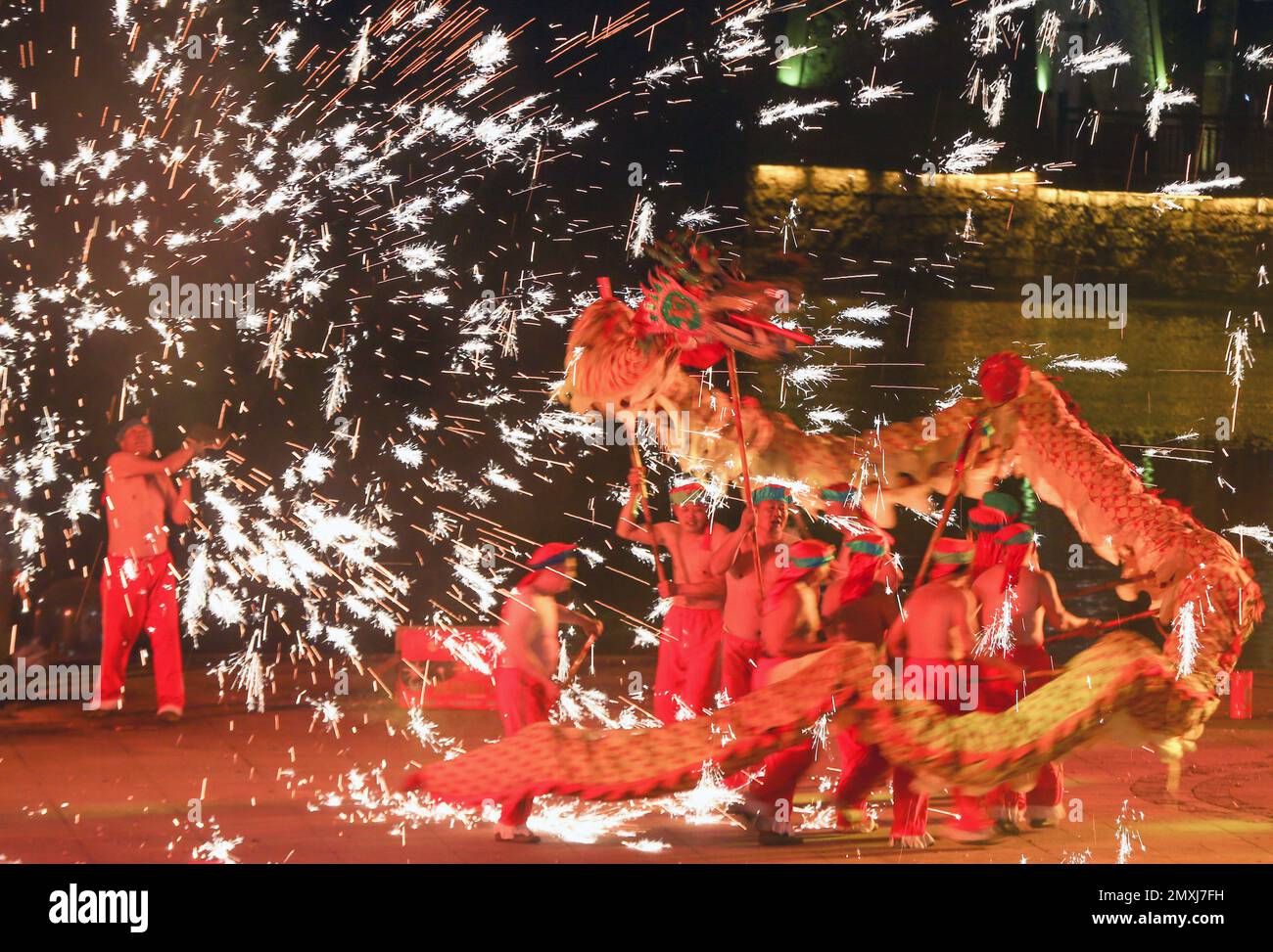 China fire dragon dance hi-res stock photography and images - Alamy