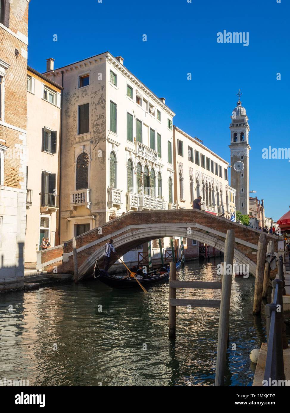 A gondola passes under a bridge in Rio di San Lorenzo, Venice Stock ...