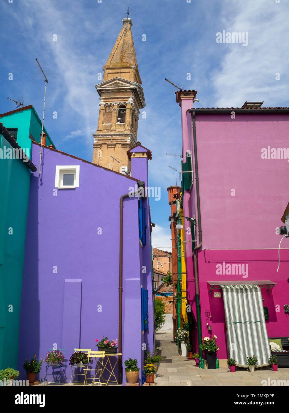 Narrow streets white facades hi-res stock photography and images - Alamy