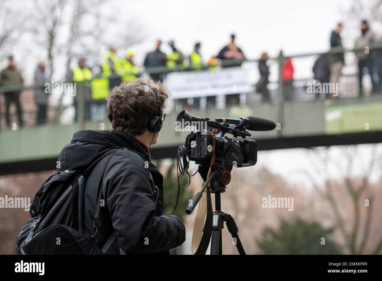 Female cameraman hi-res stock photography and images - Alamy