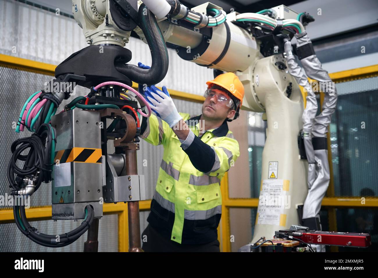 detail Stor om Engineers Maintenance Robot Arm at Lab in a High Tech Research Laboratory  with Modern Equipment. Technology and Innovation Concept Stock Photo - Alamy
