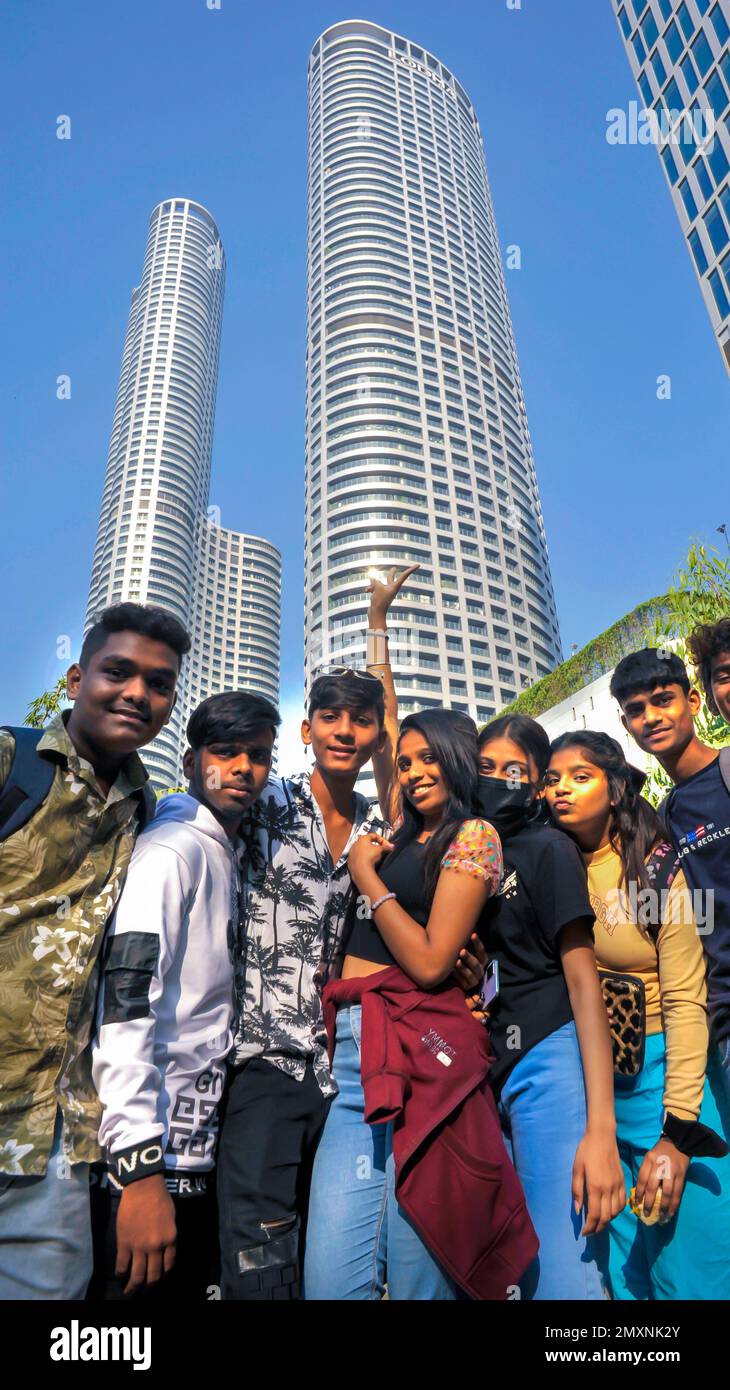 INDIA. MUMBAI (BOMBAY) A GROUP OF TEENAGERS IN FRONT OF THE LODHA WORLD TOWERS OFFICE TOWERS, SYMBOL OF THE NEW INDIAN ECONOMY Stock Photo