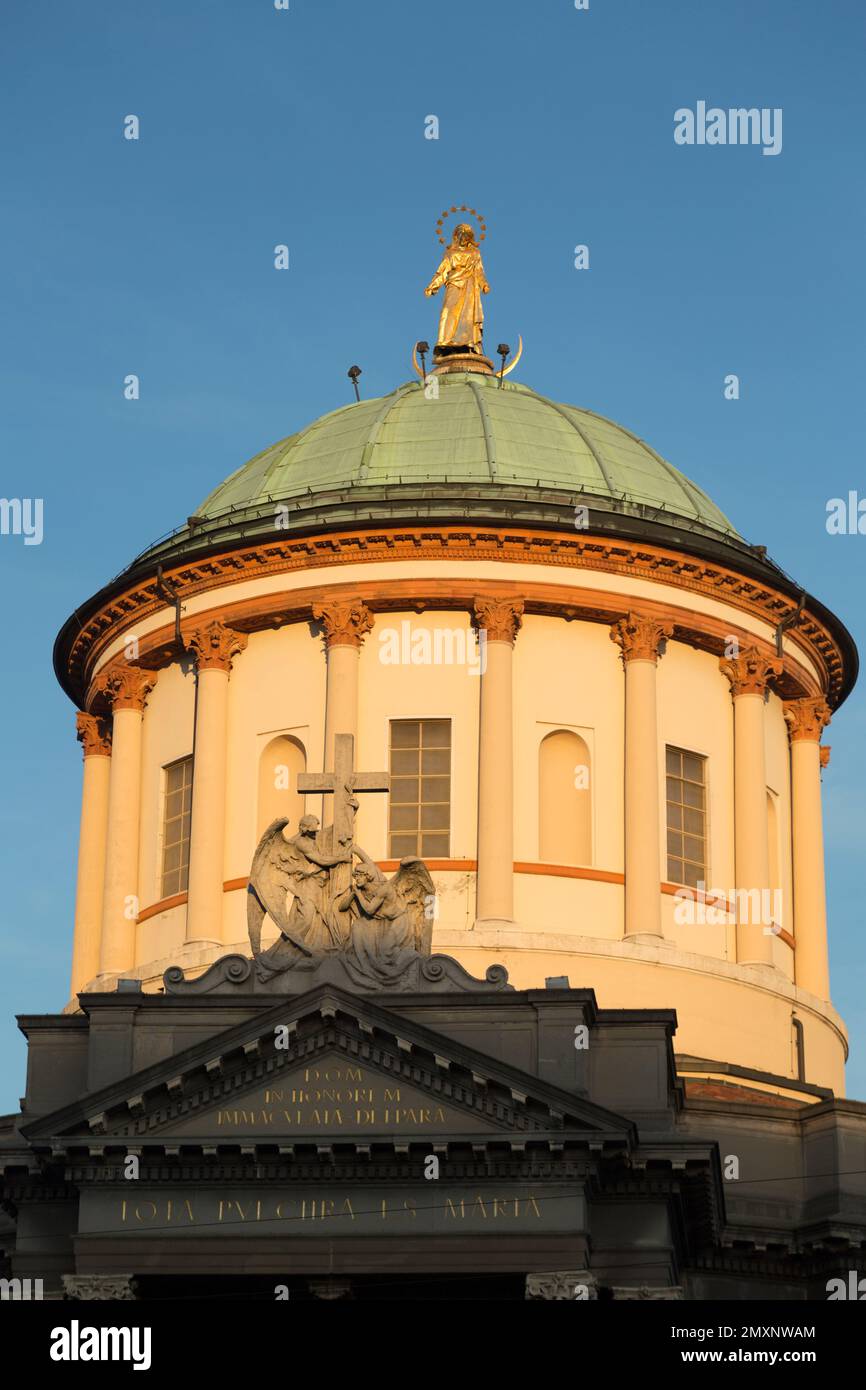 Bronze statue of Pope John XXIII, above the door of the Seminario Vescovile  Giovanni XXIII Roman Catholic religious seminary, Citta Alta, Bergamo,  Italy Stock Photo - Alamy