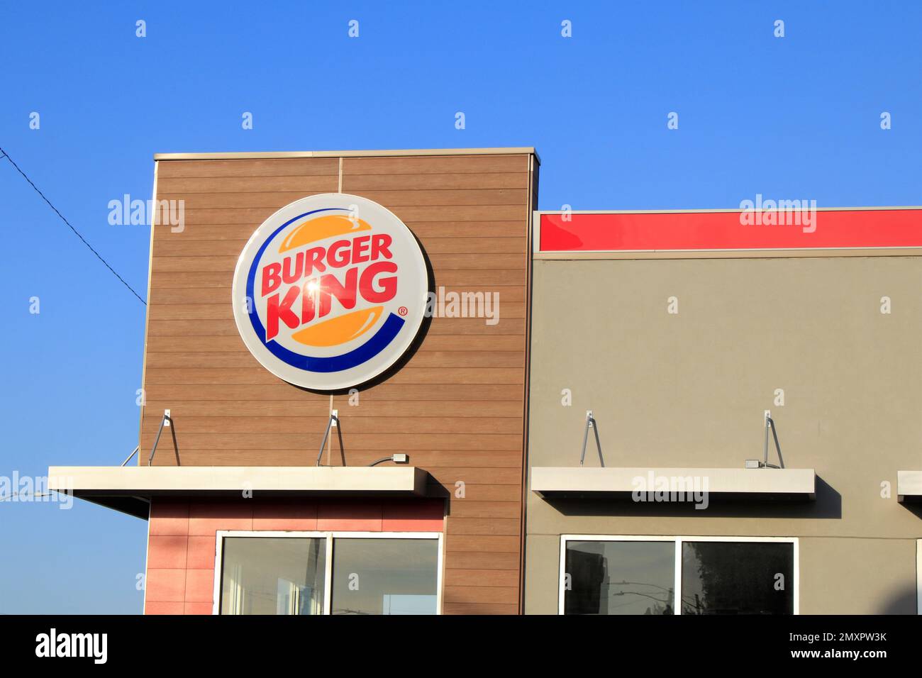 Burger King fast food Restaurant that's bright and colorful with blue sky in Kansas Stock Photo