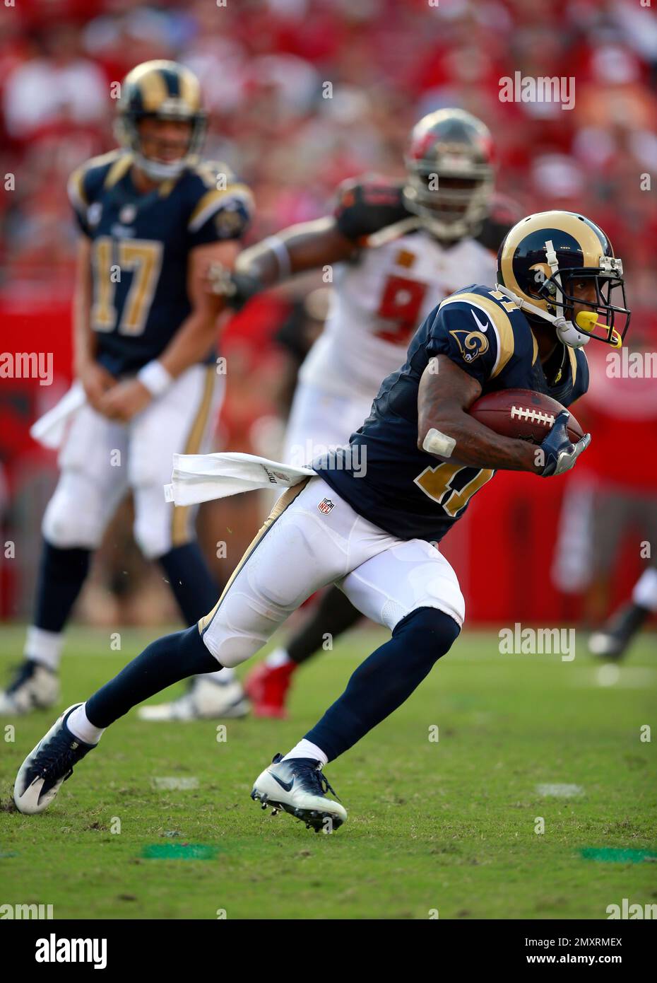 Los Angeles Rams wide receiver Tavon Austin (11) takes the hand off ...