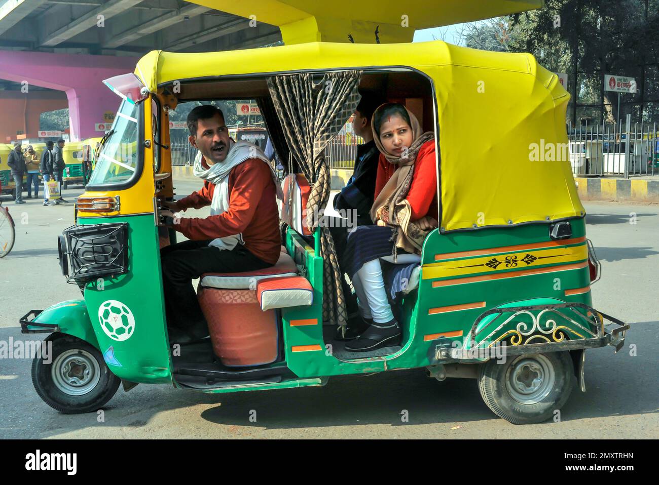 INDIA. UTTARPRADESH. VARANASI (BENARES). TRANSPORT BY TUK TUK, MOTORIZED TRICYCLE Stock Photo