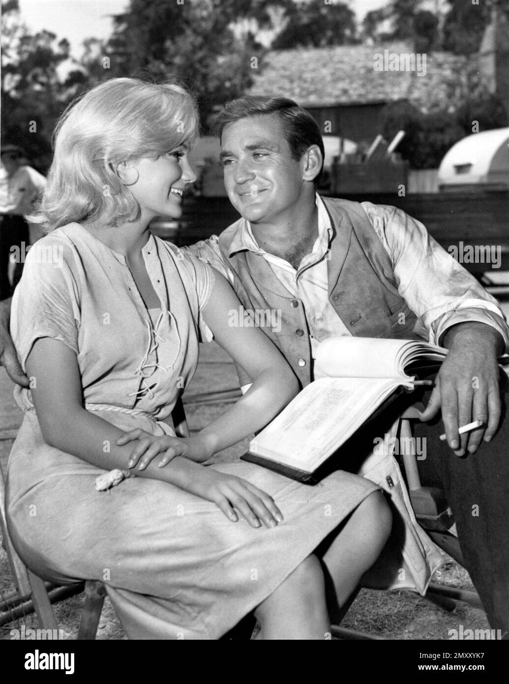 YVETTE MIMIEUX and ROD TAYLOR in THE TIME MACHINE (1960), directed by GEORGE PAL. Credit: M.G.M. / Album Stock Photo
