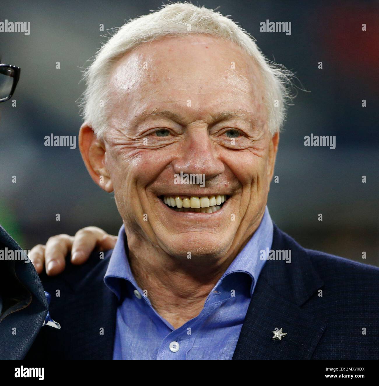 Dallas Cowboys Michael Irvin (L) and owner Jerry Jones pose with